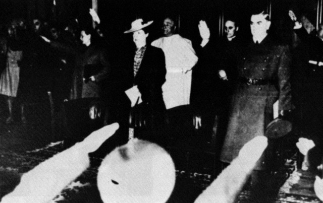 Sprejem za vatikanskega odposlanca pri poglavniku ustaške države Anteju Paveliču (desno na sliki). Alojzije Stepinac je levo zadaj za Paveličem.