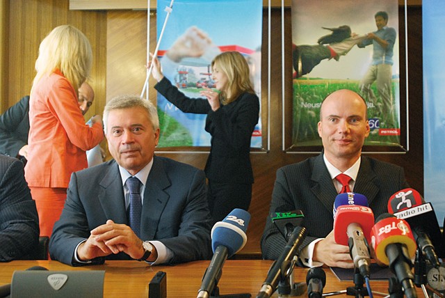 Vagit Alekperov in mArko Kryžanowski (za njima pobirajo padli reklamni plakat Petrol - slovenska naftna družba)