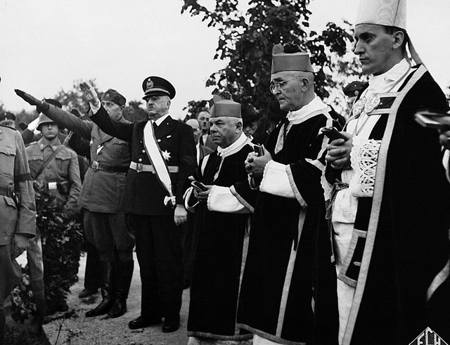 Hrvaški nadškof Alojzije Stepinac (prvi z desne) blagoslavlja grobove ustaških prvakov. 