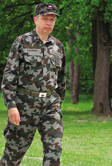 Generalpodpolkovnik Albin Gutman je na odboru za obrambo povedal: '... državna tožilka je pozvala imenovane, naj pridejo na razgovor. ... vendar na razgovor nista hoteli priti kljub večkratnim pozivanjem.' Z ljubljanskega okrožnega tožilstva pa smo dobili odgovor: 'V zvezi z navedbami g. Albina Gutmana vas obveščam, da Okrožno državno tožilstvo v Ljubljani ni opravilo nikakršnega razgovora z osumljenkama, niti ju ni ne pisno ne ustno vabilo na razgovor.'