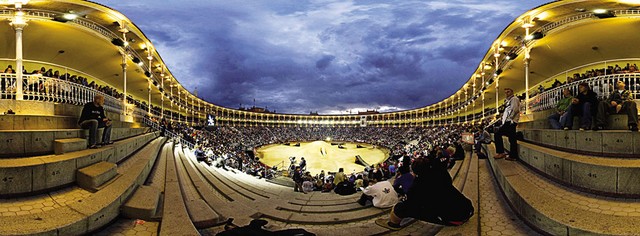 Prizorišče dogodka največje španske arene. Posebej za FMX prirejene vzletne in pristajalne rampe izstrelijo tekmovalce tudi deset in več metrov v zrak, kjer je dovolj časa za izvajanje trikov.