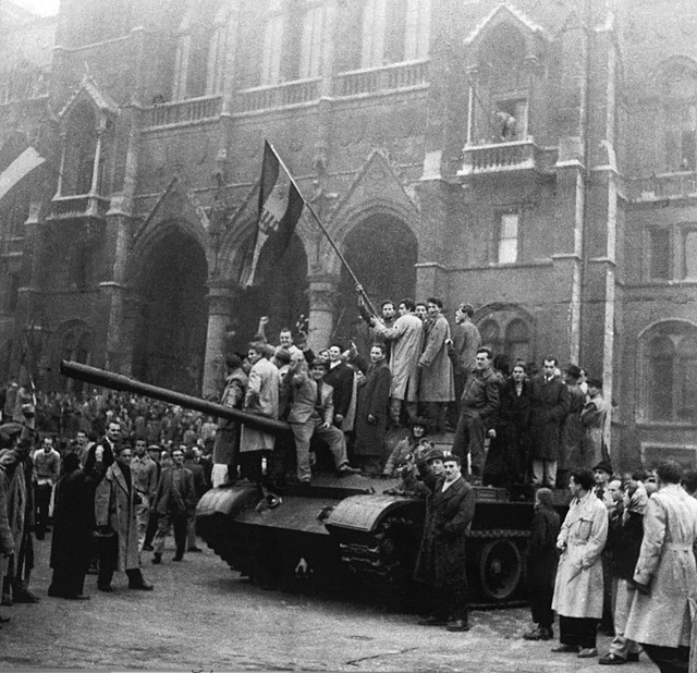 25. oktober: prijateljstvo demonstrantov in ruske posadke tanka