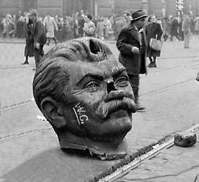 23. oktober: padec Stalinovega spomenika