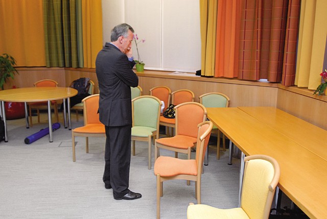 Osamljeni France Arhar v svojem volilnem štabu po razglasitvi rezultatov