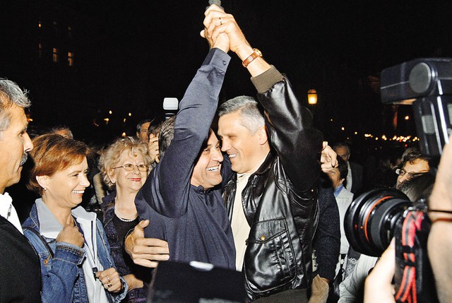 Zmagoslavni ples Zorana Jankovića in Petra Vilfana po razglasitvi rezultatov