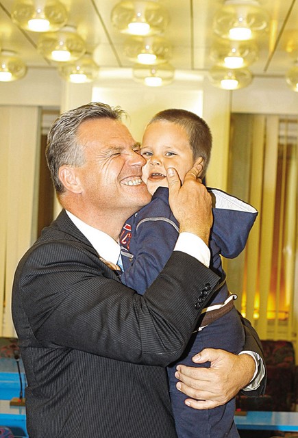 Pavel Rupar s svojim vnučkom