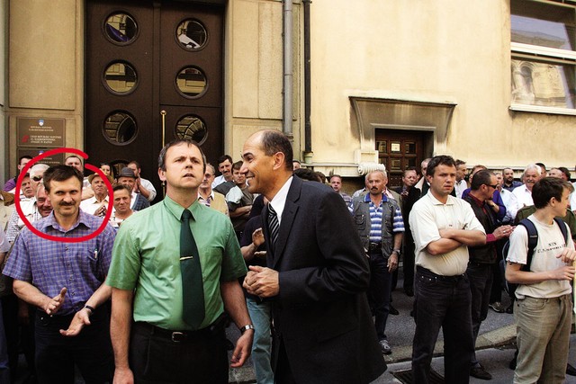 Janez Janša na protestnem shodu prebivalcev Dolenjske proti Romom pred poslopjem vlade, 27. maja 2004 (obkroženi je član KS Ambrus Branko Hočevar)