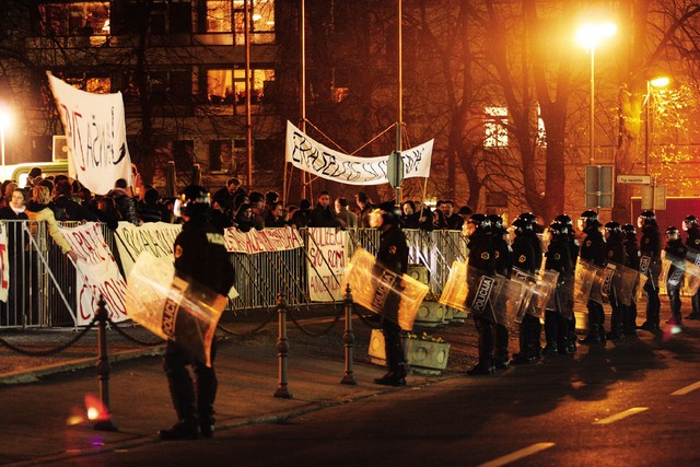 Zastraženi parlament in demonstranti, ki nasprotujejo vladni politiki 'humanega' preseljevanja Romov