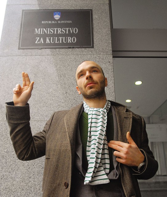 Pawel Dzieman, poljski umetnik pred stavbo kulturnega ministrstva