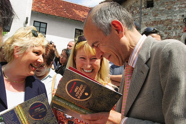 Podpisovanje avtogramov v svoje knjige na ustanovnem zboru Gibanja za pravičnost in razvoj na Turjaku, 28. maj