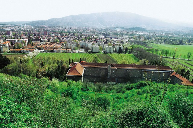 Objekt na Vrbanski 30, kjer je srednja kmetijska šola v Mariboru, ki ga je mariborska nadškofija dobila vrnjenega leta 2005 in za katerega bo zaradi nemožnosti uporabe dobila od vlade 8,1 milijona evrov odškodnine