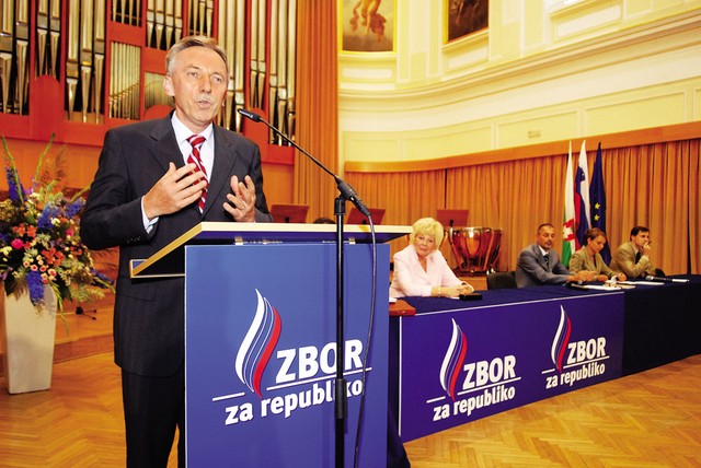 Zbor za republiko, sponzor predvolilne kampanje Franceta Arharja, je sredstva pridobival od Nove revije, ki jo v pretežni meri sofinancira država