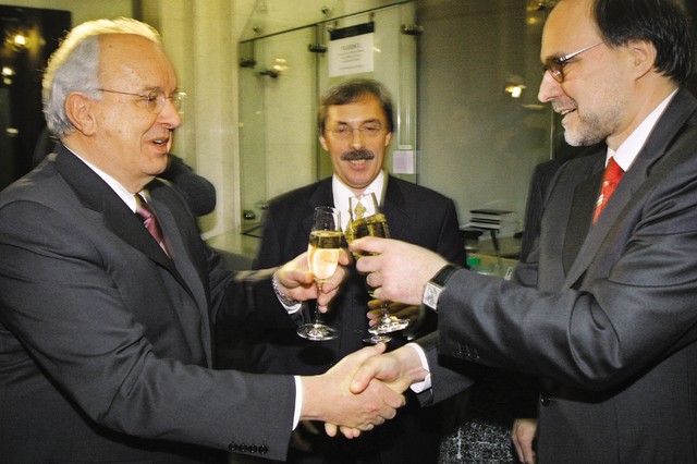 Čestitke s figo: Andrej Bajuk in Mitja Gaspari ob vstopu v Evro območje, 1. januar 2007 v Banki Slovenije
