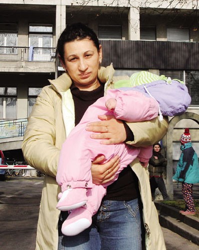Mirveta Sadiki z otrokom zapušča pediatrično kliniko