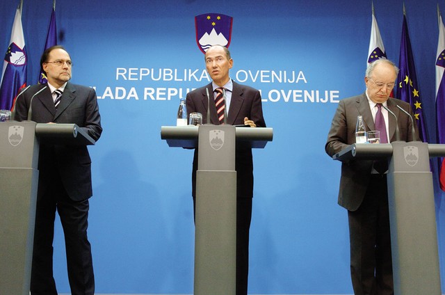 Mitja Gaspari, guverner Banke Slovenije, Janez Janša, predsednik vlade, in Andrej Bajuk, finančni minister