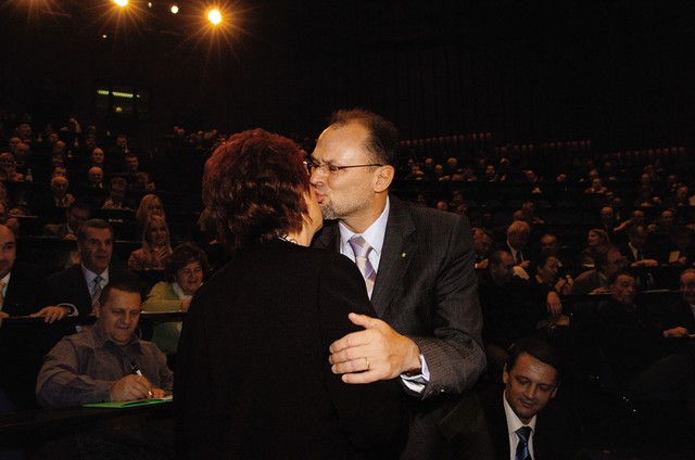 Zmagoslavni poljub ponovno potrjenega predsednika LDS Jelka Kacina in podpresednice Zdenke Cerar