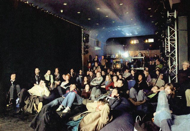 Seatless Cinema. Kinodvorana kot domača soba nasproti domačemu kinu.
