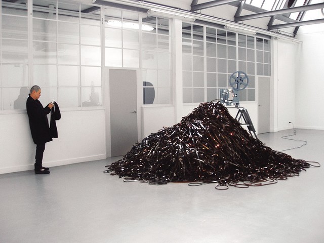 Exposing Cinema. Izliv filmskega traku iz projektorja. Sandra Gibson in Luis Recoder: Light Spill.