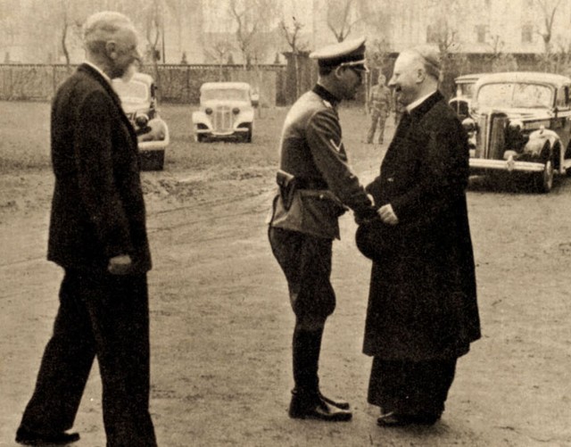 Škof Gregorij Rožman in nemški oficir ob domobranski prisegi Hitlerju, 20. aprila 1944