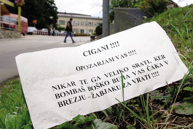 Grozilni letak Romom, najden 11. 7. 2005 pri zdravstvenem domu v Novem Mestu.<BR>'Predsodki in stereotipi se 'pogosto pojavljajo v dnevnih oblikah diskriminacije (npr. na sredstvih javnega prevoza, v barih in restavracijah), ob nekaterih priložnostih pa so privedli tudi do sovražnega izražanja, tudi pri nekaterih politikih.' -  Ecri, tretje poročilo o Sloveniji