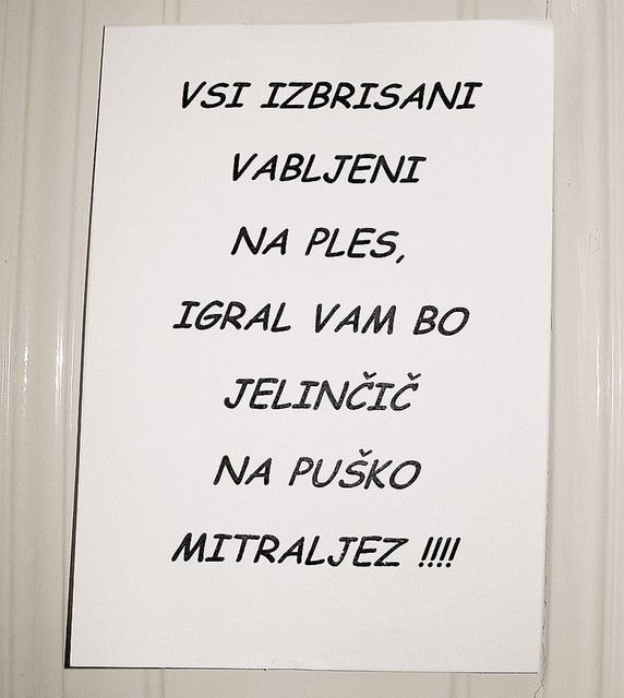 Letak na vhodnih vratih prostorov poslanskega kluba skupine SNS v parlamentu, februarja 2005<BR title=
