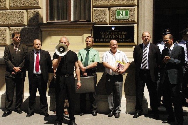 Protestni shod proti Romom pred poslopjem vlade, maja 2004<BR title=
