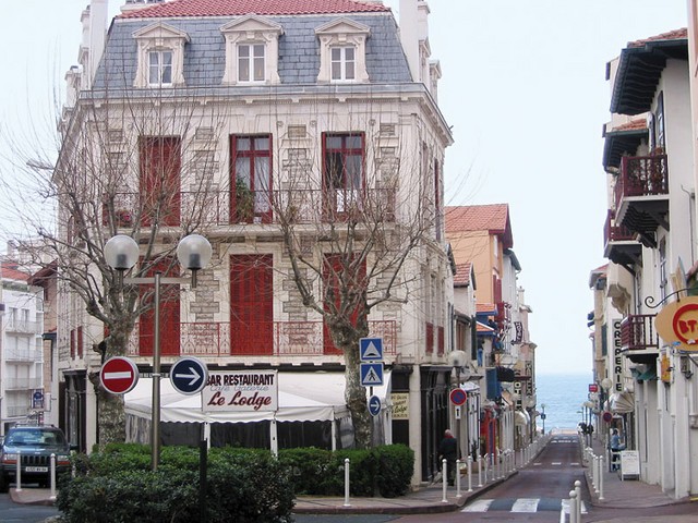 Biarritz: Mestna ulica, baskovska arhitektura