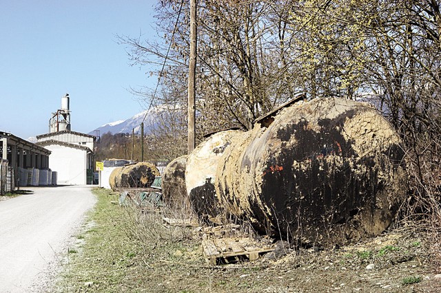 Izkopani vojaški rezervoarji na dvorišču podjetja Humko