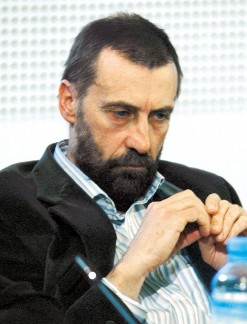 'Verjetno gre za preveliko pasivnost vlade v zadnjih dveh mesecih ter za obnašanje, ki ga del javnosti percipira kot konfliktno (spor s predsednikom države, izbira guvernerja ...).' dr. Frane Adam