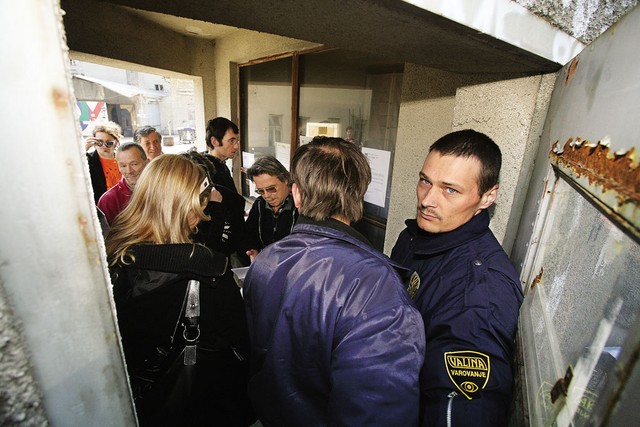 Varnostniki so omejili prost dostop do Tovarne Rog