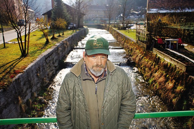 Upokojeni rudar Franc je eden izmed številnih, ki svoje stare dni preživljajo v kraju svojega dela - Žerjavu pri Črni na Koroškem. Na koncu sveta ...