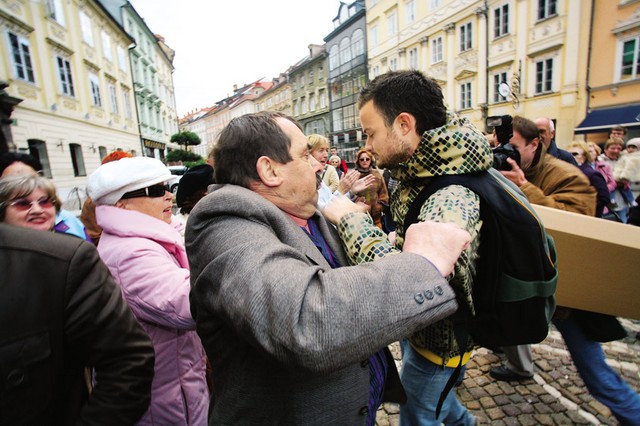 ... drugače misleči niso dobrodošli, njihovi transparenti še manj