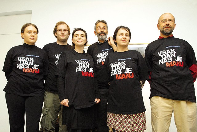 Novinarji Primorskih novic, ki so prišli na okroglo mizo z zgovornimi majicami