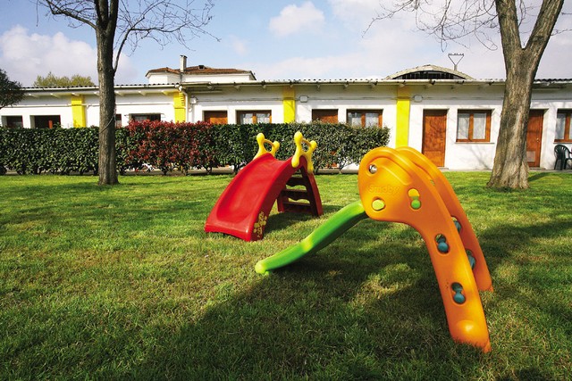 Pokošena zelenica in igrala za otroke brezdomcev