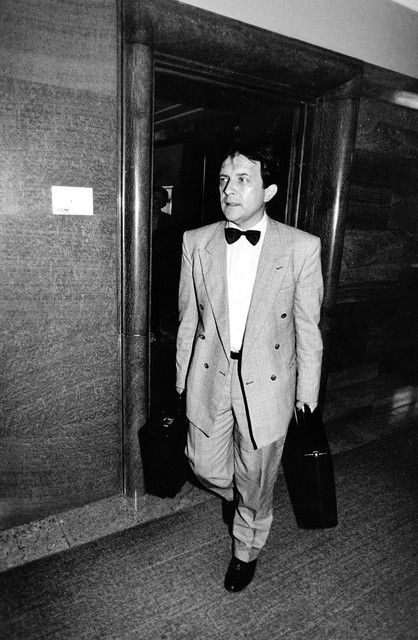 Miha Brejc prihaja na sejo parlamentarne komisije, aprila 1993. V levi roki ima kovček znamke Walter Wolf, v desni pa kovček znamke Samsonite. V desnem je dokumentacija iz VIS-a, levega pa je uporabil zgolj za kamuflažo.