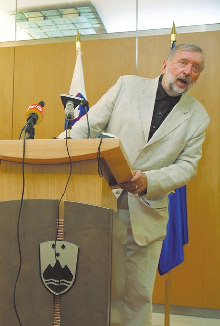 Dimitrij Rupel je govoril, da so novinarji napovedali vojno vladi, a to je že bila sprevržena resnica, kajti dejanski spopad z mediji so vodili politiki.