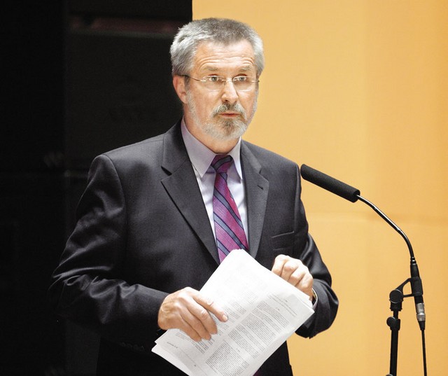 Dr. Tone Jerovšek. 'V končni fazi vlada nosi politično odgovornost v državi, zato je prav, da ima tudi pristojnost predlagati vodje določenih institucij.'
