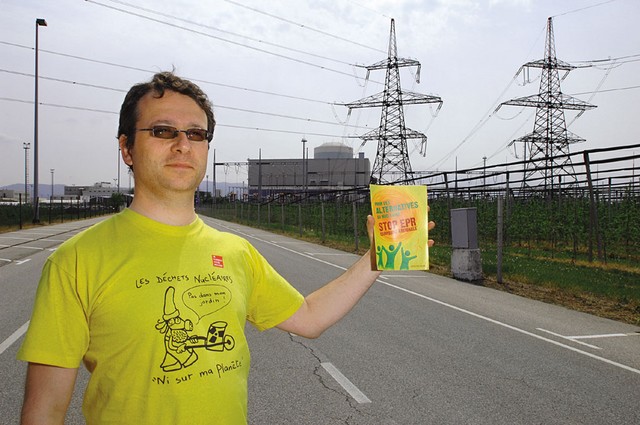 Jean Yvon Landrac pred jedrsko elektrarno v Krškem