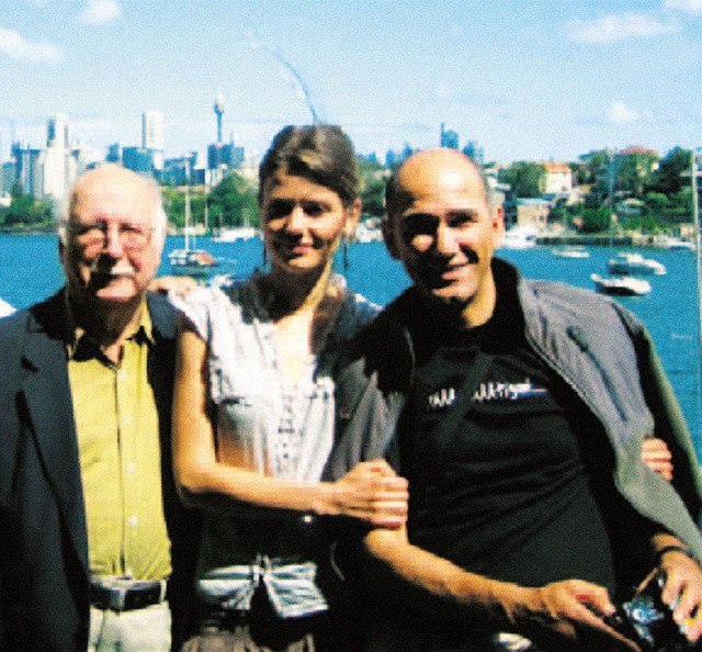 Udba.net (2003) Dušan Lajovic, osebni prijatelj Janeza Janše, na internetu objavi centralno aktivno evidenco nekdanje jugoslovanske varnostne službe. Janez Janša s partnerko na obisku pri Dušanu Lajovicu v Sydneyju, 1. januarja 2007