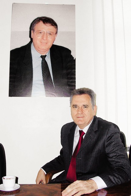 Tomislav Nikolič pod sliko svojega vojvode, ki se trenutno nahaja v Haagu
