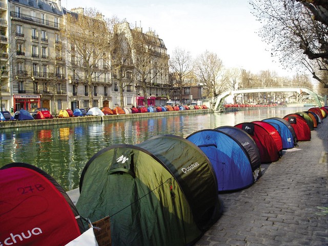 Avguštinovi brezdomci so ob božiču zasedli kanal svetega Martina v Parizu