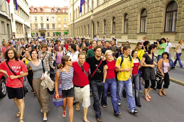 Četrtek: 'Zupan, Zupan, Zupan, adijo!' Študentska blokada in tretja avtonomna seja pred vlado.