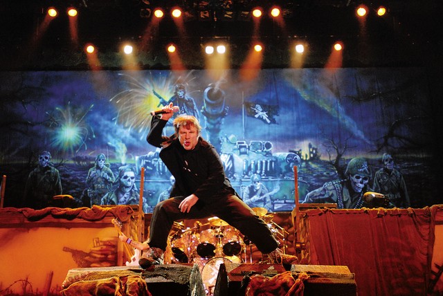 Karizmatični Bruce Dickinson, nekoč ozaljšan s polmetrsko grivo, že četrt stoletja grize mikrofone v čast in slavo Iron Maiden.