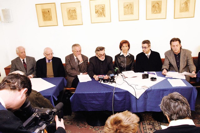 Februarja 2003 so Barbara Brezigar, Drago Demšar, Drago Jančar, Vasko Simoniti, Rudi Šeligo in Aleksander Zorn predstavili pobudo Nekaj je treba storiti. Glavna tarča pobude so bili mediji.