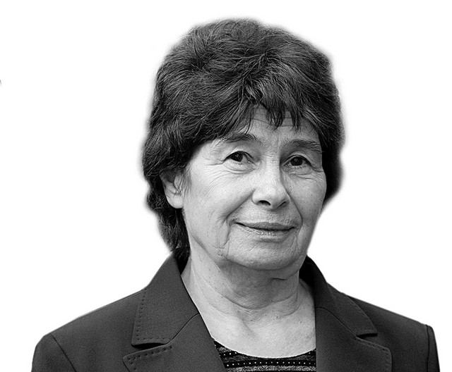 Dr. Spomenka Hribar, filozofinja, znana po svojem družbenem angažmaju, ki kritično distanco do oblasti vzdržuje že vse od šestdesetih. Objavila je več knjig, med katerimi posebno mesto zavzema njena študija o Edvardu Kocbeku.