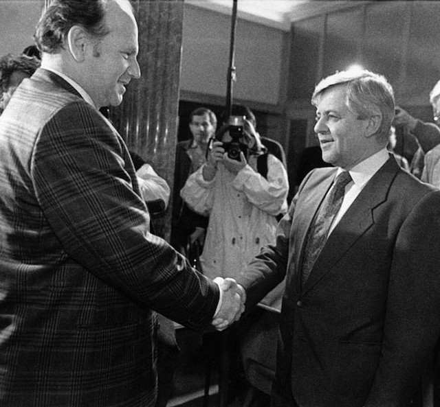 Jože Pučnik čestita Milanu Kučanu na zmagi na prvih predsedniških volitvah leta 1990
