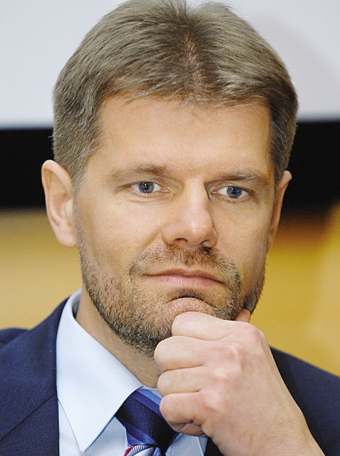 Bojan Dremelj, Telekom, 213.000 evrov. Leta 2004 je Telekom funkcija predsednika uprave, ki jo je opravljal Libor Vončina, stala skupaj 170.900 evrov. Bojan Dremelj, novi predsednik uprave Telekoma, je v lanskem letu prejel 213.000 evrov bruto. Primerjalno so se do leta 2006 letni izdatki za predsednika uprave dvignili za 20 odstotkov. Leta 2006 je celotna sedemčlanska uprava družbe prejela 1,5 milijona evrov. Predsednik uprave Telekoma sicer zasluži na mesec 16.500 evrov.