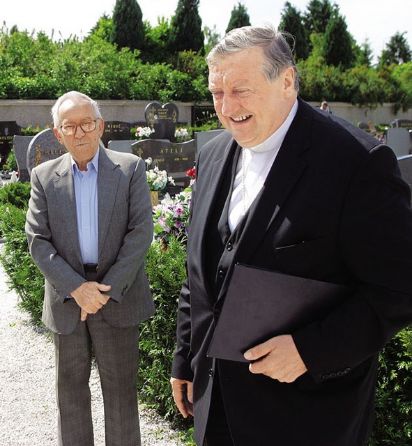 Janez A. Arnež (na sliki levo od nadškofa Urana) , vodja raziskovalnega inštituta Studia Slovenica, ki spada pod Zavod svetega Stanislava, ki je prejel 90.000 evrov. Osnova predlaganega projekta je razvoj šolstva v taboriščih na Koroškem, kamor so se mnogi Slovenci, med njimi je bilo tudi precej domobrancev, v letih od 1945 do 1949 umaknili pred novo komunistično oblastjo.
