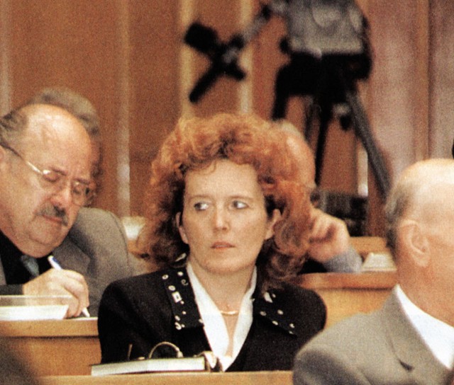 Eda Okretič - Salmič, nekdanja predsednica Društvo matematikov, fizikov in astronomov Koper, sedaj zaposlena v kabinetu ministra Zupana. Javnost si jo je zapomnila leta 2000, ko je kot poslanka Desusa tedanji vladi dr. Andreja Bajuka dala enega od dveh manjkajočih glasov. Društvo bo prejelo 90.000 evrov.