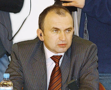 Franci Demšar: Direktor Agencije za raziskovalno dejavnost (ARRS), ki je na javnem razpisu odobrila državno pomoč upokojeni onkologinji Berti Jereb, sicer znani članici SLS. To ne bi bilo problematično, če ne bi bil Demšar član iste stranke in če se projekt Jerebove na prvem ocenjevanju ne bi uvrstil med najslabše ocenjene.